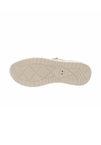 Podeszwa sneakersów, wykonana z teksturowanego, gumowego materiału w odcieniu off-white, z diamentowym wzorem i subtelnym logo.