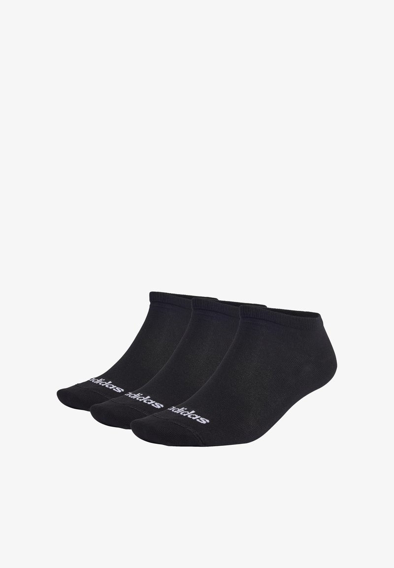 Meias pretas de tornozelo feitas de um tecido suave. Três pares visíveis, com um logo branco na frente. Textura lisa com um design ajustado.