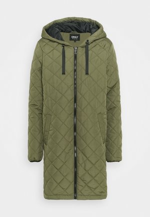 Veste longue matelassée vert olive avec capuche, fermeture éclair noire, cordons et poches latérales, conçue pour temps froid.