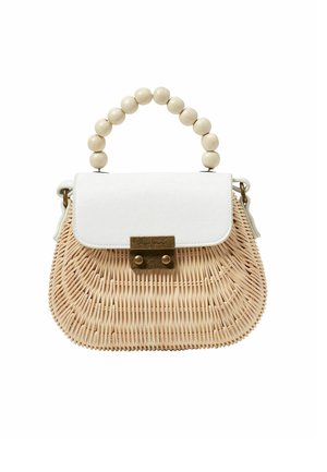Kleine geflochtene Rattan-Handtasche mit weißer Lederklappe, rundem Holzperlengriff und Messingverschluss auf weißem Hintergrund.