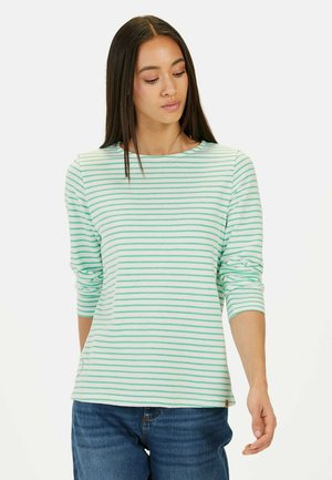 Grün-weißer gestreifter Langarmshirt, runder Ausschnitt, weiches Material, lässige Passform, kombiniert mit Jeanshose, mit einem kleinen Logodetail.