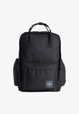 Mochila rectangular negra con dos asas, bolsillo delantero con cremallera, bolsillos laterales y una etiqueta azul con la palabra "Múnich" en el bolsillo delantero.