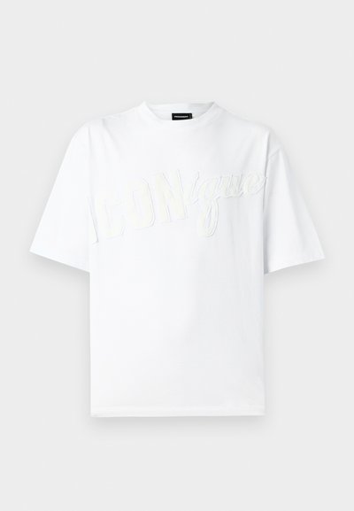 Λευκό βαμβακερό T-shirt με άνετη γραμμή, με κεντημένο το κείμενο "ICON" μπροστά σε ελαφρώς ανάγλυφο, μονόχρωμο σχέδιο.