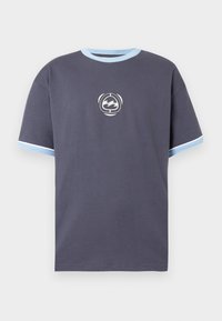 Σκούρο γκρι βαμβακερό t-shirt με ανοιχτό μπλε ριμπ λαιμόκοψη και λεπτομέρειες στα μανίκια, με κεντρικό γραφικό λογότυπο σε λευκό και γκρι.