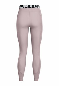 Vaaleanpunaiset legginsit, joissa on istuva malli ja kontrastivärinen musta vyötärö, jossa on teksti "OUR RUN". Sileä pinta ilman näkyviä kuvioita.