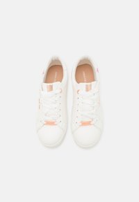 Anna Field Joggesko - white