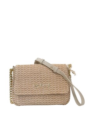 Borsa a tracolla beige intrecciata con catena dorata, tracolla in pelle regolabile e logo "Gaelle Paris" sulla patta frontale.