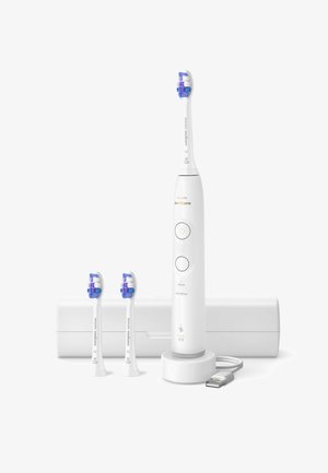 Brosse à dents électrique avec un corps blanc, une tête de brosse bleu et blanc, comprenant deux têtes de brosse supplémentaires et un étui de chargement avec câble USB.