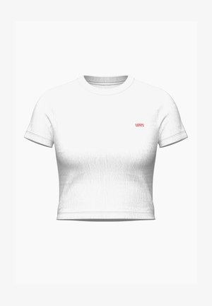 Camiseta blanca corta hecha de algodón acanalado. Presenta mangas cortas y un cuello redondo, con un logo rojo de "LEVI'S" en el lado izquierdo del pecho.