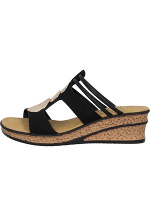 Schwarze Keilsandalen aus einer Kombination von weichem Wildleder und glatten Akzenten. Die Sohle besteht aus strukturiertem Kork mit einem leichten Absatz.