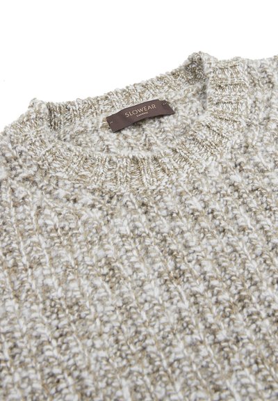 Strickpullover mit strukturiertem Muster in Beige- und Weißtönen. Hat einen Rundhalsausschnitt und ein Etikett, das am Kragen eingenäht ist.