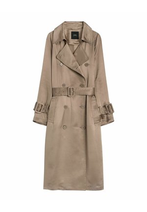 Beżowy dwurzędowy płaszcz trencz z szerokimi klapami, paskiem w talii i mankietami oraz bocznymi kieszeniami, prezentowany na białym tle.