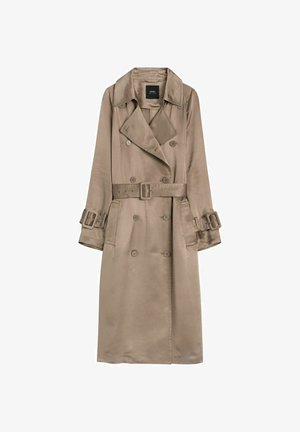 Beżowy dwurzędowy płaszcz trencz z szerokimi klapami, paskiem w talii i mankietami oraz bocznymi kieszeniami, prezentowany na białym tle.