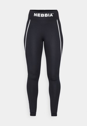 Melnas legingi ar augstu jostasvietu, kuriem ir "NEBBIA" zīmols. Iekļautas kontrastējošas baltas sānu svītras un gluda, elastīga tekstūra.