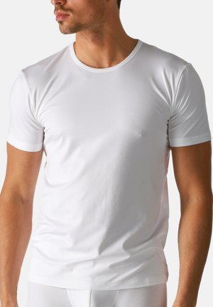 T-shirt blanc à manches courtes en tissu lisse, avec un col rond et une coupe ajustée, sans motifs ni graphiques visibles.