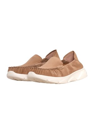 Tan slip-on sko med en blød stofoverdel, dekorativ syning ved tåen og en tekstureret hvid sål til greb og støtte.