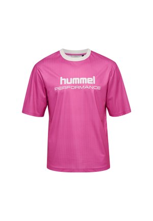 Roze sport T-shirt met korte mouwen, geribbeld textuur, witte ronde hals en "hummel PERFORMANCE" in het wit op de voorkant gedrukt.