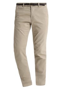 Beige Baumwollchinos mit geradem Bein. Verfügt über eine Vordertasche, Gürtelschlaufen und einen dunklen Gürtelakzent. Glatte Textur mit minimalen Falten.