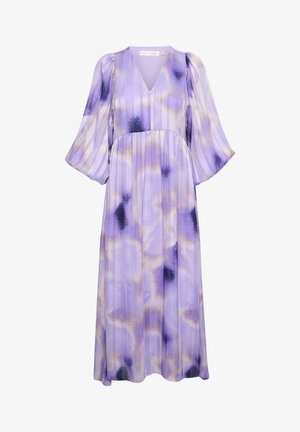 Fioletowo-lawendowa sukienka z dekoltem w serek, bufiastymi długimi rękawami i abstrakcyjnymi ciemniejszymi fioletowymi oraz beżowymi wzorami. Plisowany materiał o długości do połowy uda.