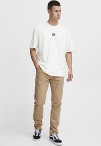 INDICODE JEANS IDPOKAR - Traperice ravnih nogavica - cornstalk
