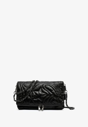 Sac bandoulière en cuir matelassé noir avec fermeture éclair argentée et bandoulière chaîne sur fond blanc.