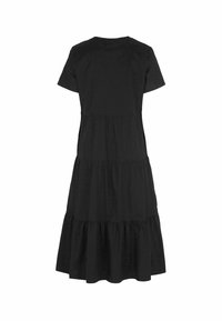 Schwarzes, gestuftes Kleid mit kurzen Ärmeln und rundem Ausschnitt, aus weichem Stoff, mit fließender Silhouette und gerafften Rockpartien.