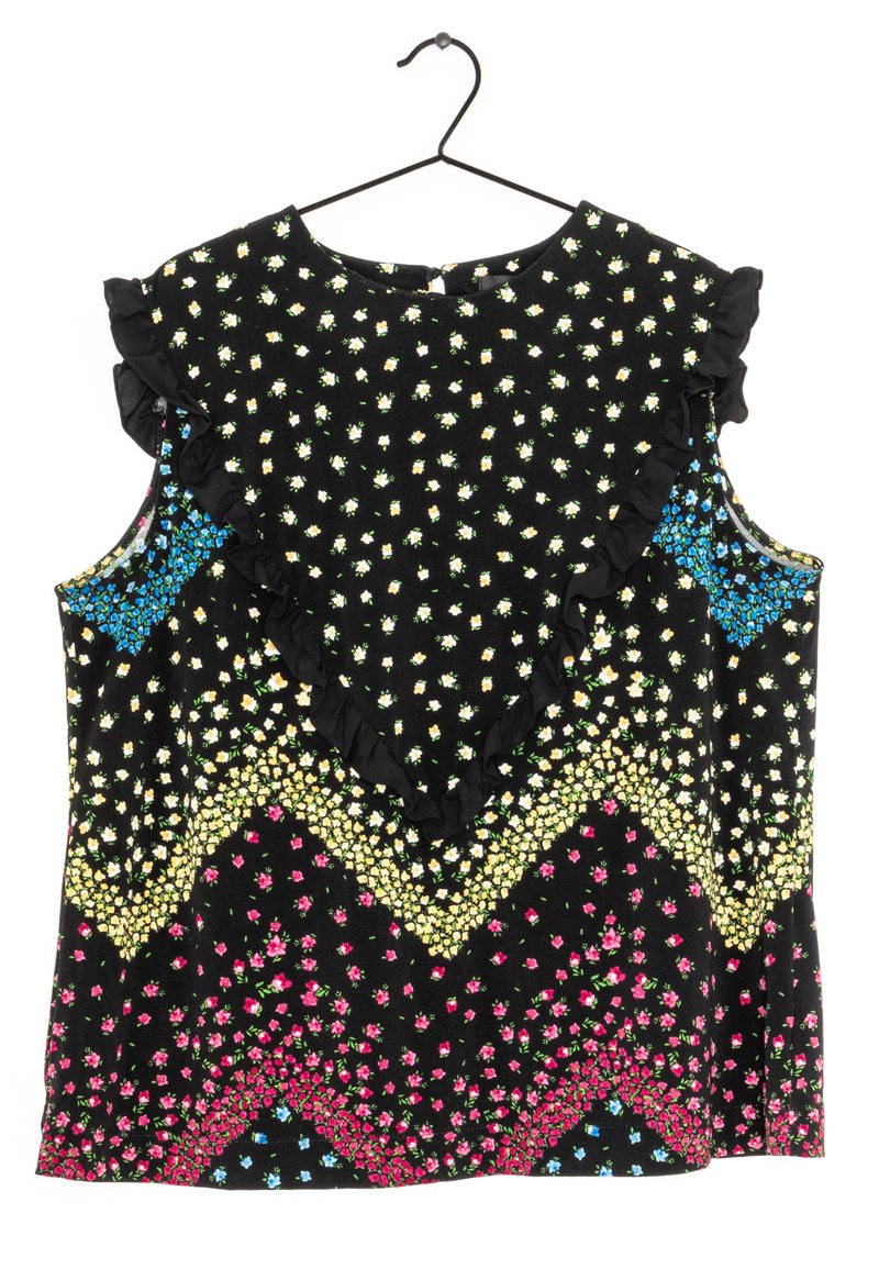 Blouse noire sans manches avec petits motifs floraux multicolores et empiècement en V froncé, présentée sur un cintre sur fond blanc.