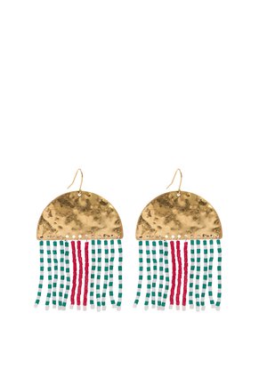 Złote kolczyki w kształcie półkole z wiszącymi zielonymi, białymi i czerwonymi koralikami w paski, na haczyku do uszu przekłutych, prezentowane na białym tle.