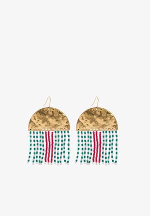 Złote kolczyki w kształcie półkole z wiszącymi zielonymi, białymi i czerwonymi koralikami w paski, na haczyku do uszu przekłutych, prezentowane na białym tle.