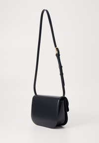 Borsa a spalla in pelle nera con una forma strutturata, tracolla regolabile e patta pieghevole. Texture liscia e design minimalista.