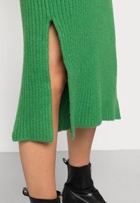 Gina Tricot Pouzdrová sukně - green