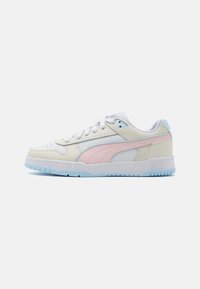 Sneakers in pelle bianca con accenti rosa e blu, punta perforata, collare imbottito e pannello laterale testurizzato. Suola in gomma con leggero pattern di trazione.