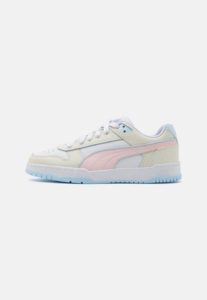 Fehér bőr sneakers rózsaszín és kék díszítéssel, perforált orr résszel, párnázott nyakrésszel és textúrázott oldalfallal. Gumi talp enyhe tapadási mintával.