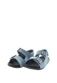 Blaue Ledersandalen mit zwei verstellbaren Riemen, die eine strukturierte Innensohle und eine flexible schwarze Gummisohle für zusätzlichen Komfort aufweisen.