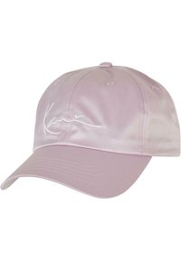 Casca de baseball din satin roz, cu o bordură curbă, semnătură brodată și cusături tonale. Curea ajustabilă la spate.