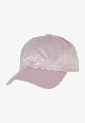 Gorra de béisbol de satén rosa con visera curvada, firma bordada y costuras a tono. Correa ajustable en la parte posterior.