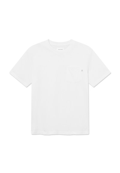 Hvit kortermet t-skjorte med rund hals og en liten brystlomme med en subtil logotagg på lommens kant.