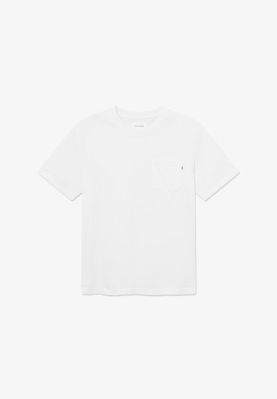 Hvit kortermet t-skjorte med rund hals og en liten brystlomme med en subtil logotagg på lommens kant.