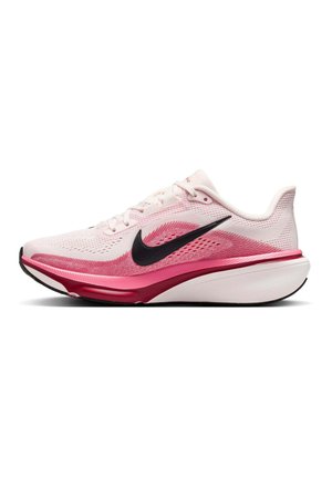 Hellrosa und roter Laufschuh mit schwarzem Nike-Swoosh, weißer gedämpfter Sohle und atmungsaktivem Mesh-Gewebe.