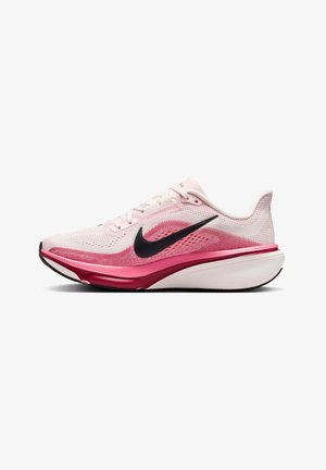 Zapatilla de correr rosa claro y rojo con el logo negro de Nike, suela blanca acolchada y tejido de malla transpirable.