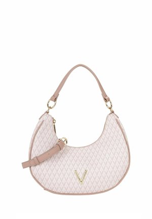 Sac à main rose matelassé de forme courbée, avec un logo V doré, des éléments métalliques dorés et une bandoulière détachable pour des options de port polyvalentes.