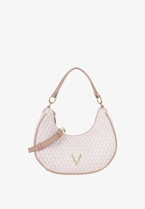 Sac à main rose matelassé de forme courbée, avec un logo V doré, des éléments métalliques dorés et une bandoulière détachable pour des options de port polyvalentes.