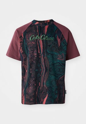 Korte mouwen T-shirt met kastanjebruine mouwen en een gestreepte donkerblauwe romp met abstracte ontwerpen en groene borduursels van "Ciclo Colucci".