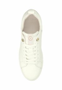 Baskets en cuir blanc avec un design à bout rond, des accents texturés, des lacets plats et un détail de logo sur la languette. Surface lisse et design minimal.