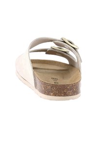 Sandal grigio chiaro con più cinturini e fibbie decorative, dotato di un plantare in sughero e una suola in gomma testurizzata.