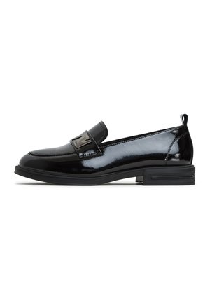 Mocassin en cuir verni noir avec petit talon et boucle métallique décorative sur le dessus, vue latérale sur fond blanc.