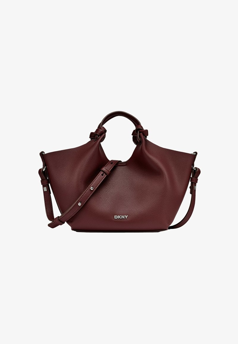 Sac à main en cuir bordeaux avec texture granuleuse, double poignées, bandoulière amovible et logo argenté sur le devant.