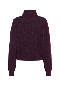 Fioletowy dzianinowy sweter z wysokim kołnierzem, teksturowanym wzorem, opadłymi ramionami i ściągaczami na mankietach. Skrócona długość z miękkim wykończeniem.
