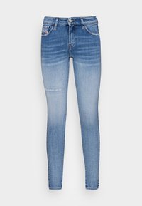 Jeans ajustados de mezclilla azul, con una textura deslavada, detalles desgastados y un diseño clásico de cinco bolsillos con cierre de botón.
