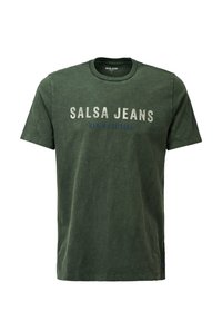 Camiseta de algodón verde con cuello redondo, que presenta "SALSA JEANS" y "DENIM ARTISANS" impresos en gris claro y azul oscuro, respectivamente.